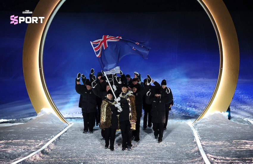 ภาพนักกีฬาไทย 3 คน มรรค จันเหลือง คาเรน จันเหลือง และ ฟาเบียน อันเดรอัส วีสท์ เดินพาเหรดในพิธีเปิดโอลิมปิกฤดูหนาว Milano Cortina 2026 8