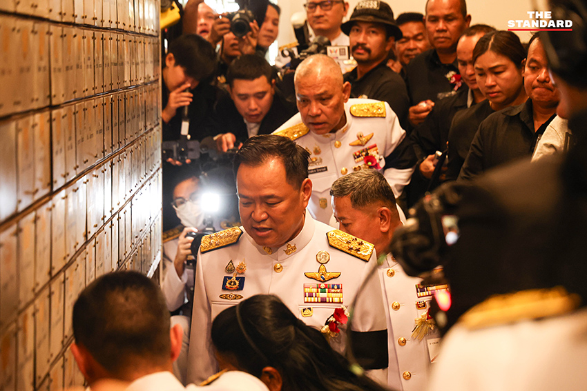 อนุทิน ชาญวีรกูล เป็นประธานในพิธีบรรจุอัฐิทหารกล้า 42 นาย ผู้เสียสละชีพเพื่อชาติ ณ อนุสาวรีย์ชัยสมรภูมิ 1