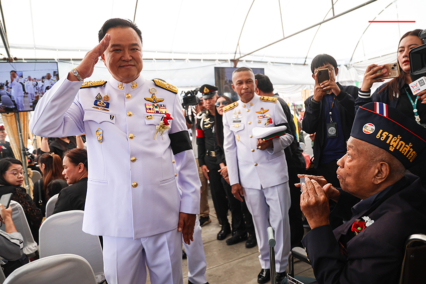 อนุทิน ชาญวีรกูล เป็นประธานในพิธีบรรจุอัฐิทหารกล้า 42 นาย ผู้เสียสละชีพเพื่อชาติ ณ อนุสาวรีย์ชัยสมรภูมิ 10