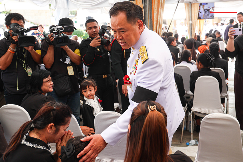 อนุทิน ชาญวีรกูล เป็นประธานในพิธีบรรจุอัฐิทหารกล้า 42 นาย ผู้เสียสละชีพเพื่อชาติ ณ อนุสาวรีย์ชัยสมรภูมิ 11