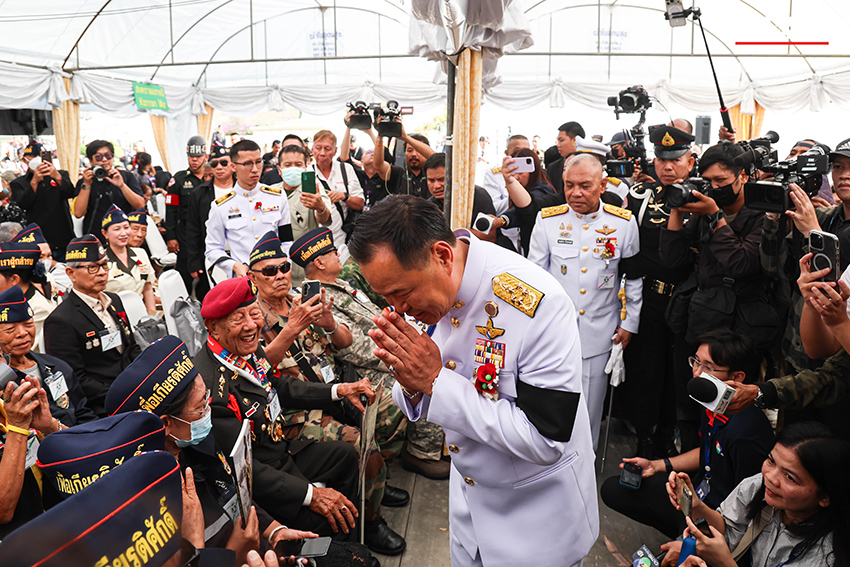 อนุทิน ชาญวีรกูล เป็นประธานในพิธีบรรจุอัฐิทหารกล้า 42 นาย ผู้เสียสละชีพเพื่อชาติ ณ อนุสาวรีย์ชัยสมรภูมิ 12