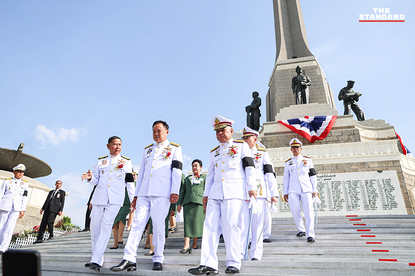 อนุทิน ชาญวีรกูล เป็นประธานในพิธีบรรจุอัฐิทหารกล้า 42 นาย ผู้เสียสละชีพเพื่อชาติ ณ อนุสาวรีย์ชัยสมรภูมิ 3