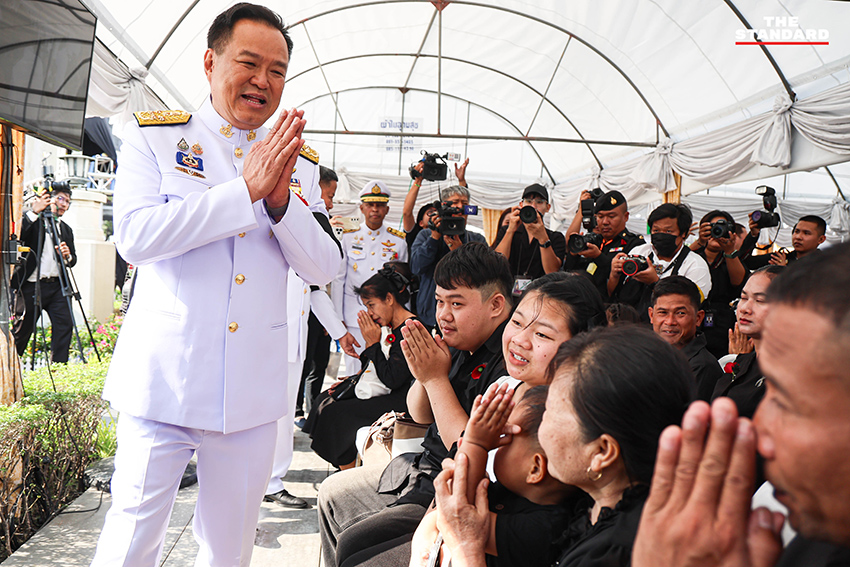 อนุทิน ชาญวีรกูล เป็นประธานในพิธีบรรจุอัฐิทหารกล้า 42 นาย ผู้เสียสละชีพเพื่อชาติ ณ อนุสาวรีย์ชัยสมรภูมิ 5