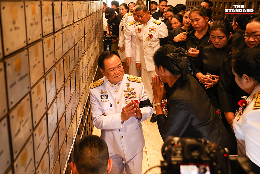 อนุทิน ชาญวีรกูล เป็นประธานในพิธีบรรจุอัฐิทหารกล้า 42 นาย ผู้เสียสละชีพเพื่อชาติ ณ อนุสาวรีย์ชัยสมรภูมิ 7