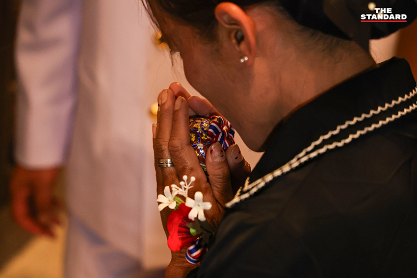 อนุทิน ชาญวีรกูล เป็นประธานในพิธีบรรจุอัฐิทหารกล้า 42 นาย ผู้เสียสละชีพเพื่อชาติ ณ อนุสาวรีย์ชัยสมรภูมิ 8