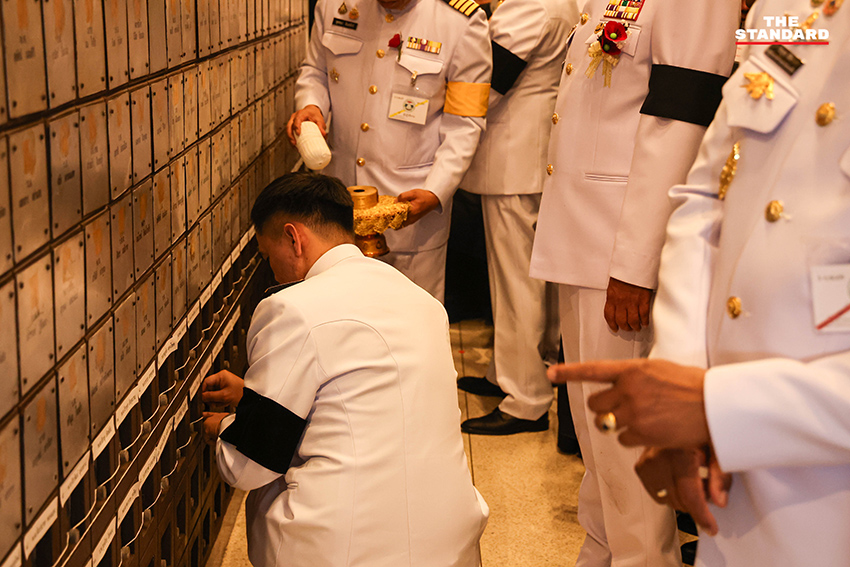 อนุทิน ชาญวีรกูล เป็นประธานในพิธีบรรจุอัฐิทหารกล้า 42 นาย ผู้เสียสละชีพเพื่อชาติ ณ อนุสาวรีย์ชัยสมรภูมิ 9