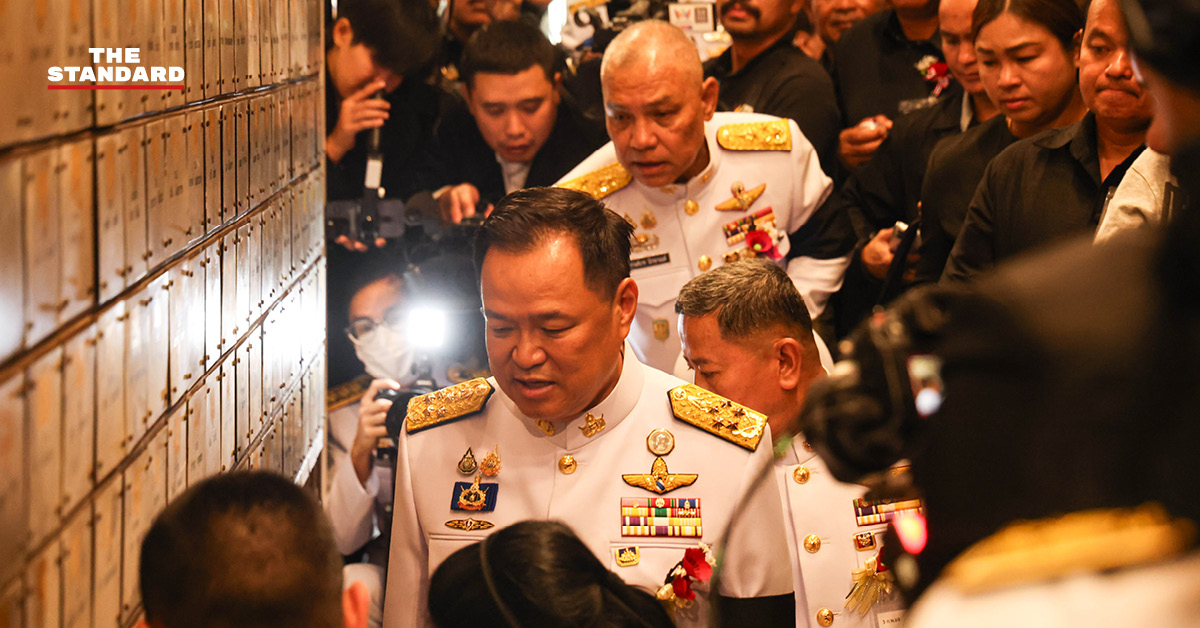 อนุทิน ชาญวีรกูล เป็นประธานในพิธีบรรจุอัฐิทหารกล้า 42 นาย ผู้เสียสละชีพเพื่อชาติ ณ อนุสาวรีย์ชัยสมรภูมิ