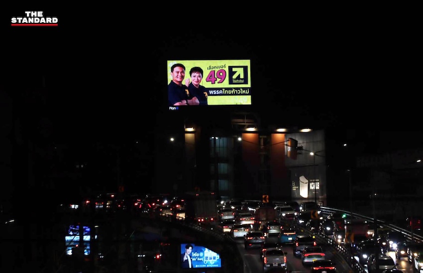 ภาพขบวนคาราวานหาเสียงของพรรคไทยก้าวใหม่ นำโดย ดร.สุชัชวีร์ สุวรรณสวัสดิ์ และแกนนำพรรค พร้อมป้ายหาเสียงเบอร์ 49 บนจอ LED และบิลบอร์ดทั่วกรุงเทพฯ 3