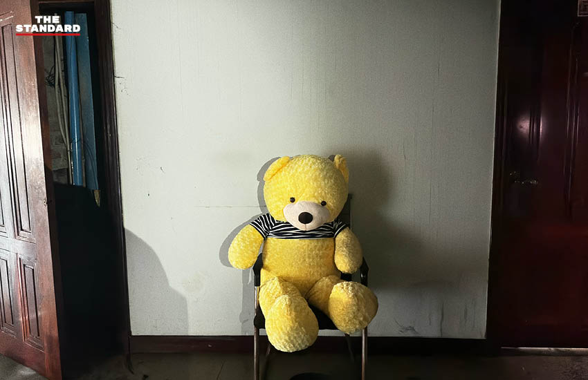 ทหารและตำรวจไทยนำคณะสื่อมวลชนไทยและต่างชาติเข้าตรวจสอบอาณาจักรสแกมเมอร์ข้ามชาติบริเวณชายแดนจังหวัดสุรินทร์ 17