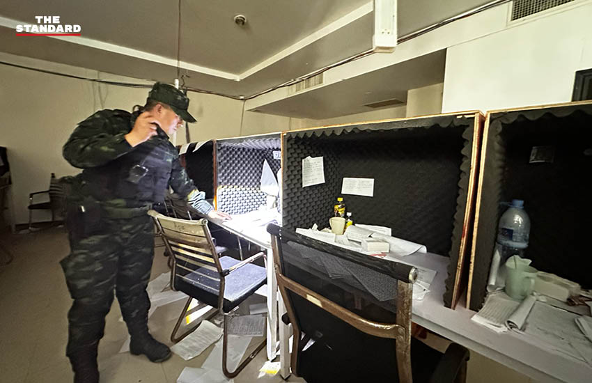 ทหารและตำรวจไทยนำคณะสื่อมวลชนไทยและต่างชาติเข้าตรวจสอบอาณาจักรสแกมเมอร์ข้ามชาติบริเวณชายแดนจังหวัดสุรินทร์ 7