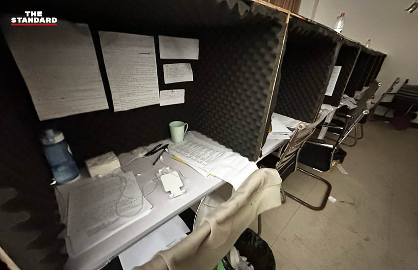 ทหารและตำรวจไทยนำคณะสื่อมวลชนไทยและต่างชาติเข้าตรวจสอบอาณาจักรสแกมเมอร์ข้ามชาติบริเวณชายแดนจังหวัดสุรินทร์ 8