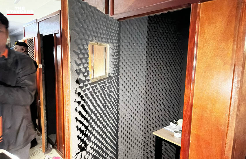 ทหารและตำรวจไทยนำคณะสื่อมวลชนไทยและต่างชาติเข้าตรวจสอบอาณาจักรสแกมเมอร์ข้ามชาติบริเวณชายแดนจังหวัดสุรินทร์ 9