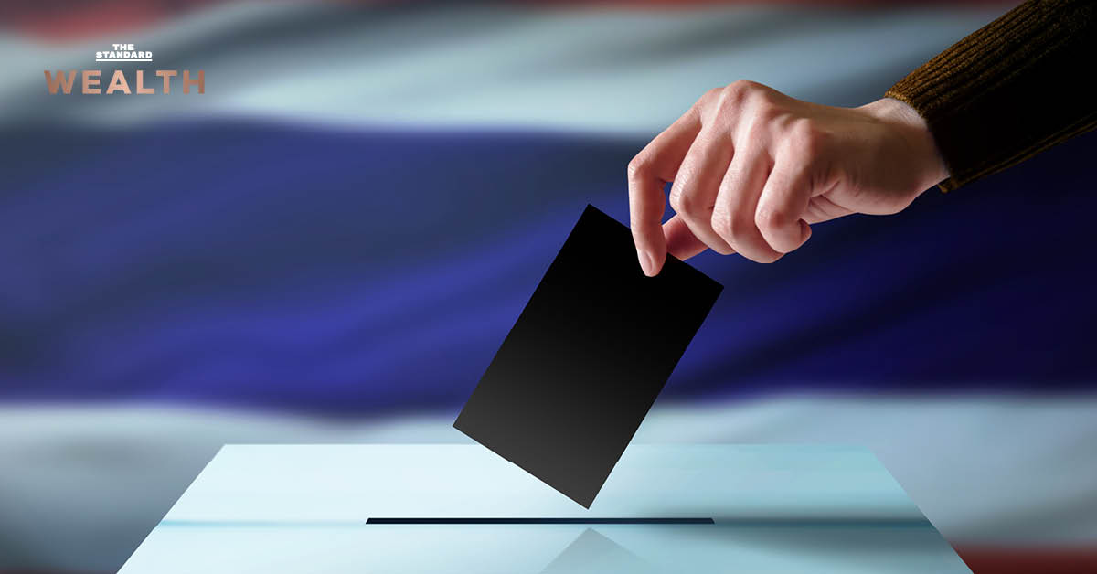 ภาพกราฟฟิกแสดงการจัดตั้งรัฐบาลผสมระหว่างพรรคภูมิใจไทยและพรรคเพื่อไทย ส่งผลบวกต่อตลาดหุ้นไทยและดัชนี SET ที่อาจทะลุ 1,450 จุด ตามการวิเคราะห์ของโบรกเกอร์