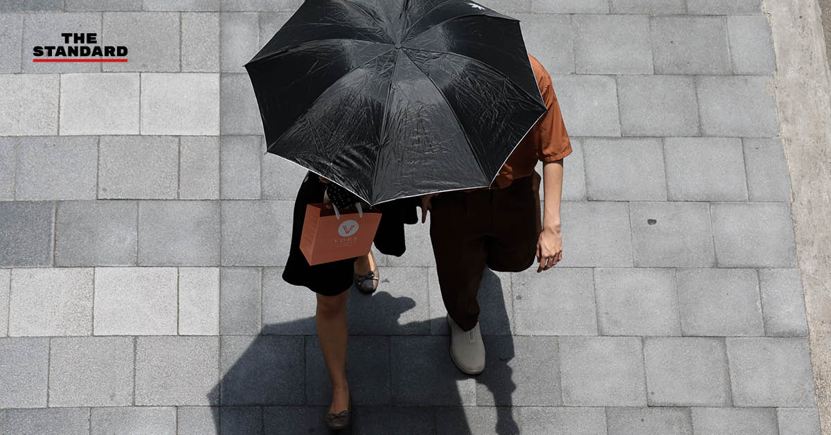 ภาพผู้ทำงานกลางแจ้งท่ามกลางแสงแดดจัด พร้อมข้อความเตือนภัยความร้อนและฮีทสโตรกจากกรมการแพทย์