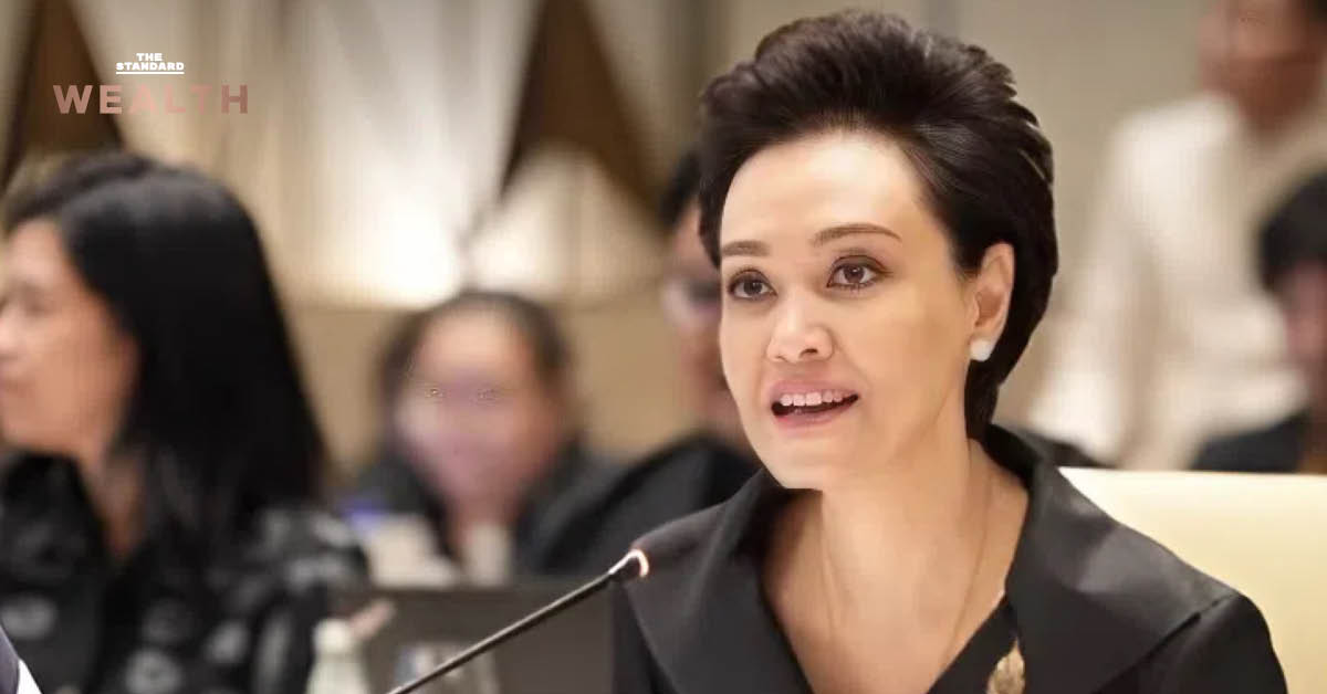 รัฐมนตรีว่าการกระทรวงพาณิชย์ ศุภจี สุธรรมพันธ์ ยืนแถลงข่าวเกี่ยวกับการส่งออกข้าวไทยไปจีน