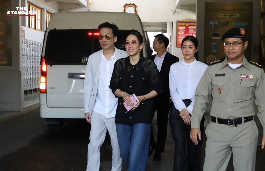 พานทองแท้ ชินวัตร พร้อมภรรยา และพินทองทา ชินวัตร เดินทางเข้าเยี่ยม ทักษิณ ชินวัตร ที่เรือนจำกลางคลองเปรม 1