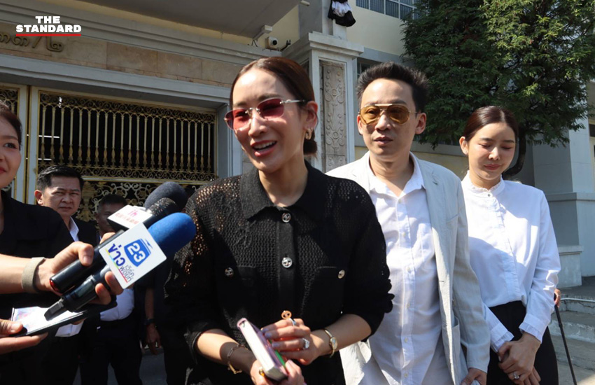 พานทองแท้ ชินวัตร พร้อมภรรยา และพินทองทา ชินวัตร เดินทางเข้าเยี่ยม ทักษิณ ชินวัตร ที่เรือนจำกลางคลองเปรม 2