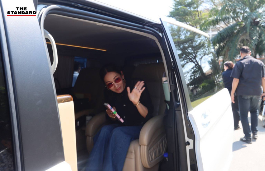 พานทองแท้ ชินวัตร พร้อมภรรยา และพินทองทา ชินวัตร เดินทางเข้าเยี่ยม ทักษิณ ชินวัตร ที่เรือนจำกลางคลองเปรม 3