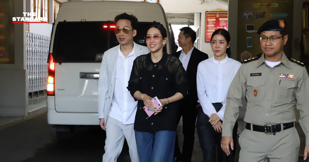 พานทองแท้ ชินวัตร พร้อมภรรยา และพินทองทา ชินวัตร เดินทางเข้าเยี่ยม ทักษิณ ชินวัตร ที่เรือนจำกลางคลองเปรม