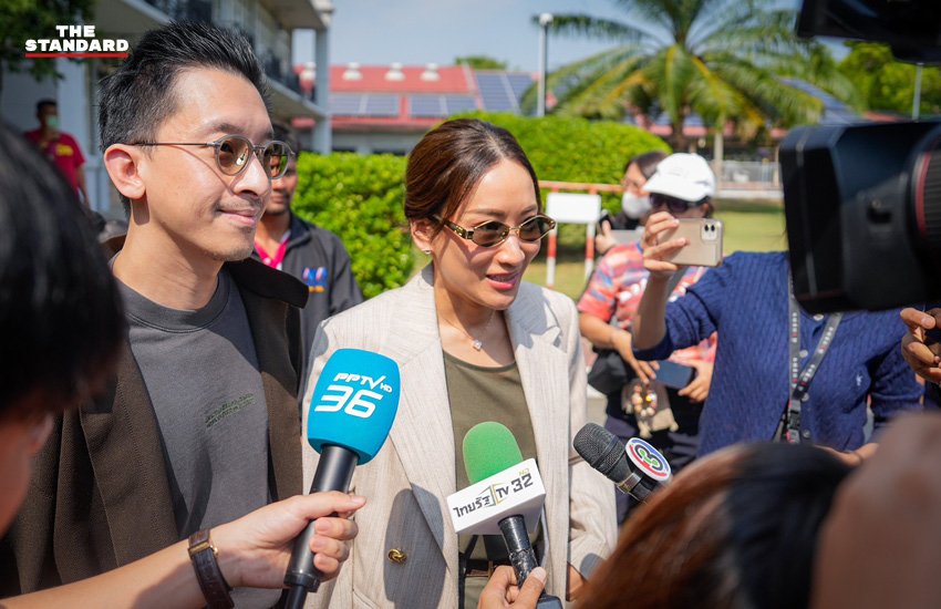 พินทองทา ชินวัตร หรือ เอม และณัฐพงศ์ คุณากรวงศ์ พร้อมทนายความส่วนตัว เดินทางเข้าเยี่ยมทักษิณ ชินวัตร ที่เรือนจำกลางคลองเปรม 2