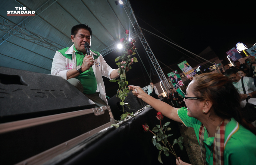 ร.อ. ธรรมนัส พรหมเผ่า และ พล.ต.ท. คำรณวิทย์ ธูปกระจ่าง หรือ บิ๊กแจ๊ส โบกธงพรรคกล้าธรรม หาเสียงที่ปทุมธานี 6