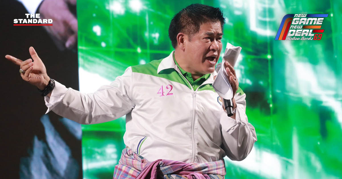 ร.อ. ธรรมนัส พรหมเผ่า กำลังปราศรัยบนเวทีถึงนโยบายเศรษฐกิจของพรรคกล้าธรรมเพื่อช่วยเหลือคนฐานราก