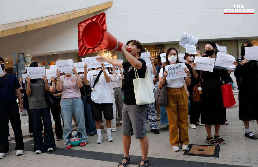 กลุ่มแนวร่วมธรรมศาสตร์ฯ จัดแฟลชม็อบหน้าหอศิลป์ฯ จี้ กกต. ตรวจสอบเลือกตั้งและนับคะแนนใหม่ 11