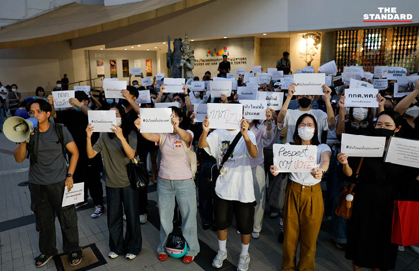 กลุ่มแนวร่วมธรรมศาสตร์ฯ จัดแฟลชม็อบหน้าหอศิลป์ฯ จี้ กกต. ตรวจสอบเลือกตั้งและนับคะแนนใหม่ 4