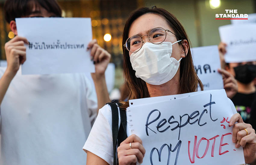 กลุ่มแนวร่วมธรรมศาสตร์ฯ จัดแฟลชม็อบหน้าหอศิลป์ฯ จี้ กกต. ตรวจสอบเลือกตั้งและนับคะแนนใหม่ 6