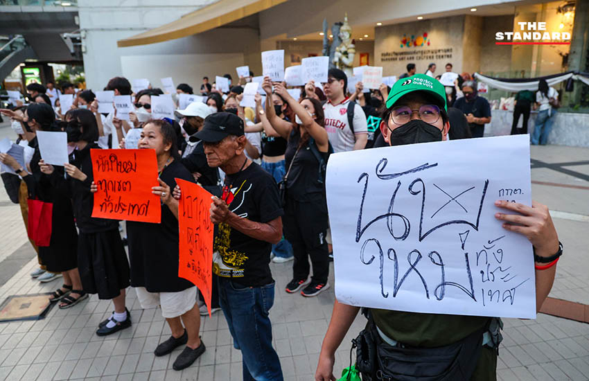 กลุ่มแนวร่วมธรรมศาสตร์ฯ จัดแฟลชม็อบหน้าหอศิลป์ฯ จี้ กกต. ตรวจสอบเลือกตั้งและนับคะแนนใหม่ 7