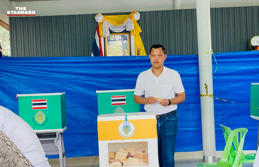 ธนกร วังบุญคงชนะ รัฐมนตรีอุตสาหกรรม และผู้สมัคร สส.บัญชีรายชื่อ พรรคภูมิใจไทย กำลังใช้สิทธิเลือกตั้งและออกเสียงประชามติ ณ หน่วยเลือกตั้ง ที่นนทบุรี 1