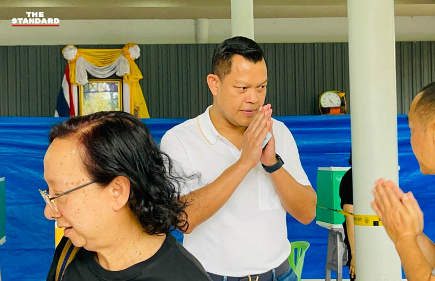 ธนกร วังบุญคงชนะ รัฐมนตรีอุตสาหกรรม และผู้สมัคร สส.บัญชีรายชื่อ พรรคภูมิใจไทย กำลังใช้สิทธิเลือกตั้งและออกเสียงประชามติ ณ หน่วยเลือกตั้ง ที่นนทบุรี 2