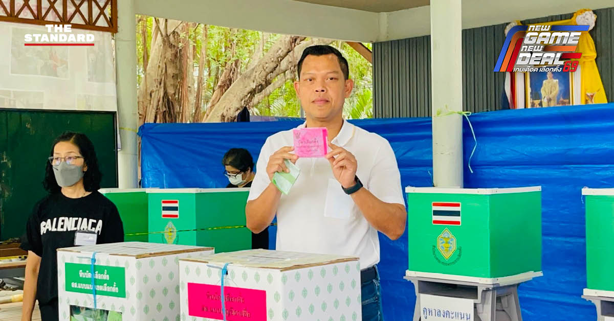 ธนกร วังบุญคงชนะ รัฐมนตรีอุตสาหกรรม และผู้สมัคร สส.บัญชีรายชื่อ พรรคภูมิใจไทย กำลังใช้สิทธิเลือกตั้งและออกเสียงประชามติ ณ หน่วยเลือกตั้ง ที่นนทบุรี