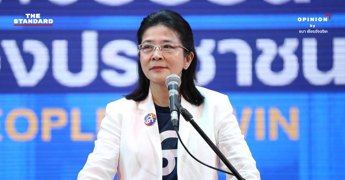 ธนา เธียรอัจฉริยะ และ คุณหญิงสุดารัตน์ เกยุราพันธุ์ ยิ้มแย้มพูดคุยกัน