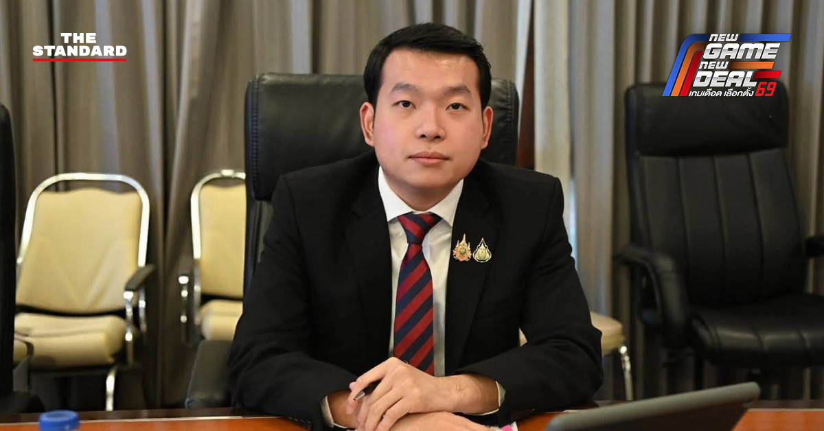 ธิติวัฐ อดิศรพันธ์กุล อดีตรองเลขาธิการนายกรัฐมนตรี และผู้สมัคร สส.บัญชีรายชื่อ พรรคเพื่อไทย กำลังแถลงนโยบาย