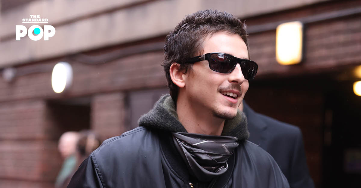 ทิมอธี ชาลาเมต์ ขณะให้สัมภาษณ์และตอบคำถามในงานอีเวนต์