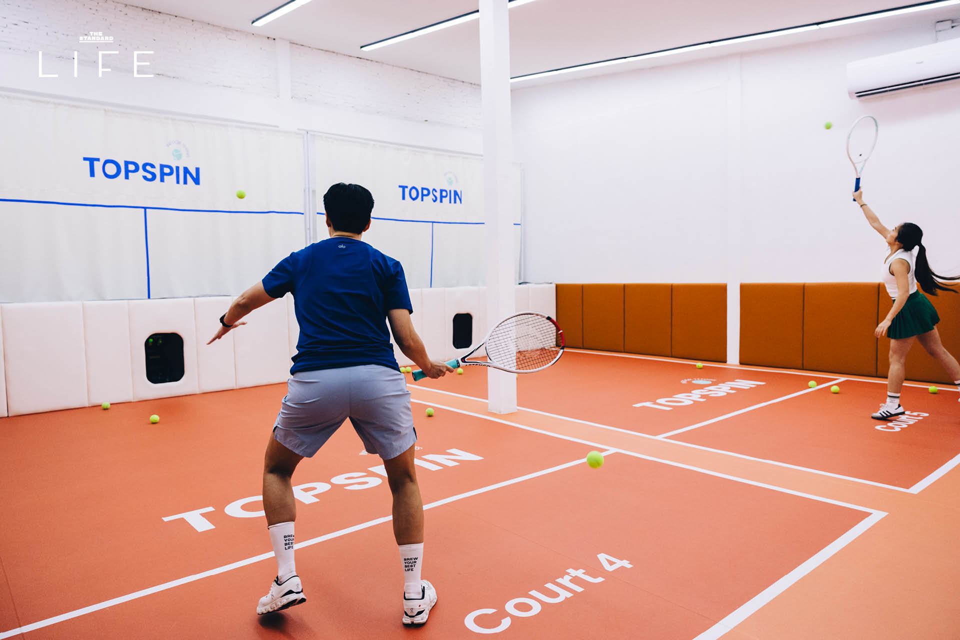 ภาพสนามเทนนิสในร่ม TOPSIPN TENNIS ย่านพระราม 4 ที่มีเครื่องปรับอากาศเย็นฉ่ำและแบ่งเป็นหลายโซน 1