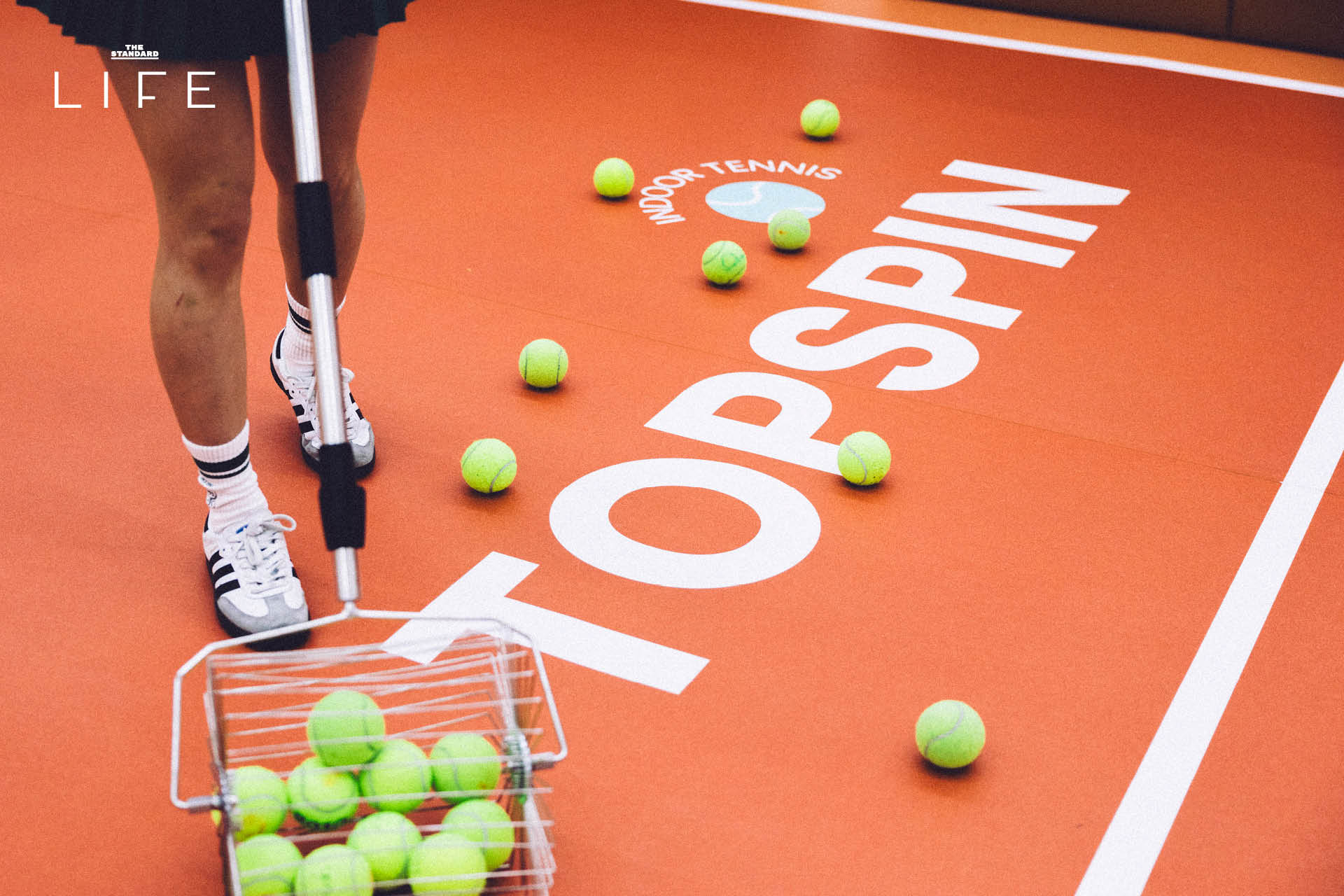 ภาพสนามเทนนิสในร่ม TOPSIPN TENNIS ย่านพระราม 4 ที่มีเครื่องปรับอากาศเย็นฉ่ำและแบ่งเป็นหลายโซน 11