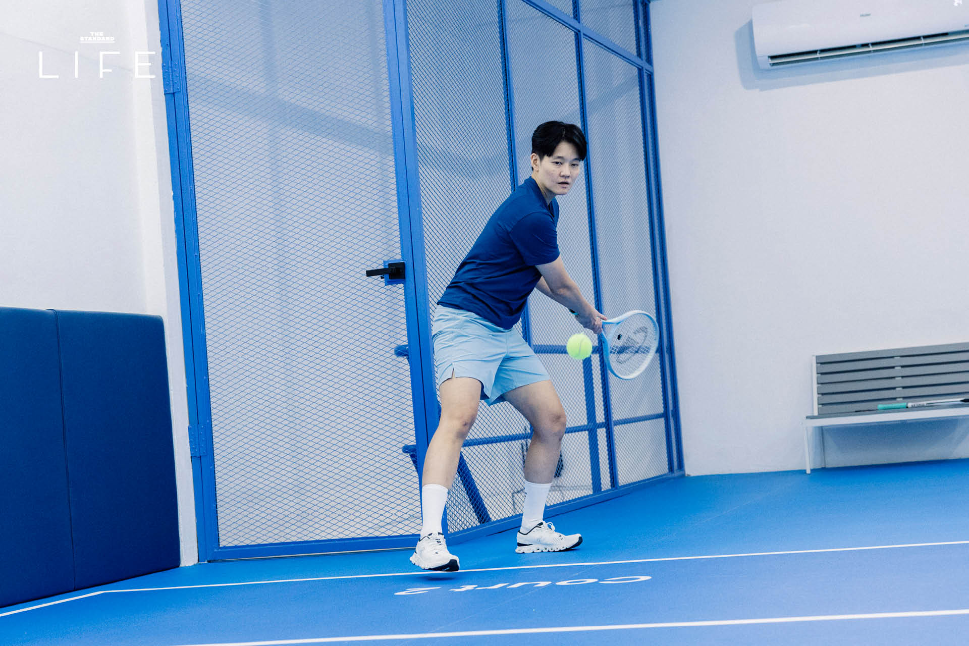 ภาพสนามเทนนิสในร่ม TOPSIPN TENNIS ย่านพระราม 4 ที่มีเครื่องปรับอากาศเย็นฉ่ำและแบ่งเป็นหลายโซน 2