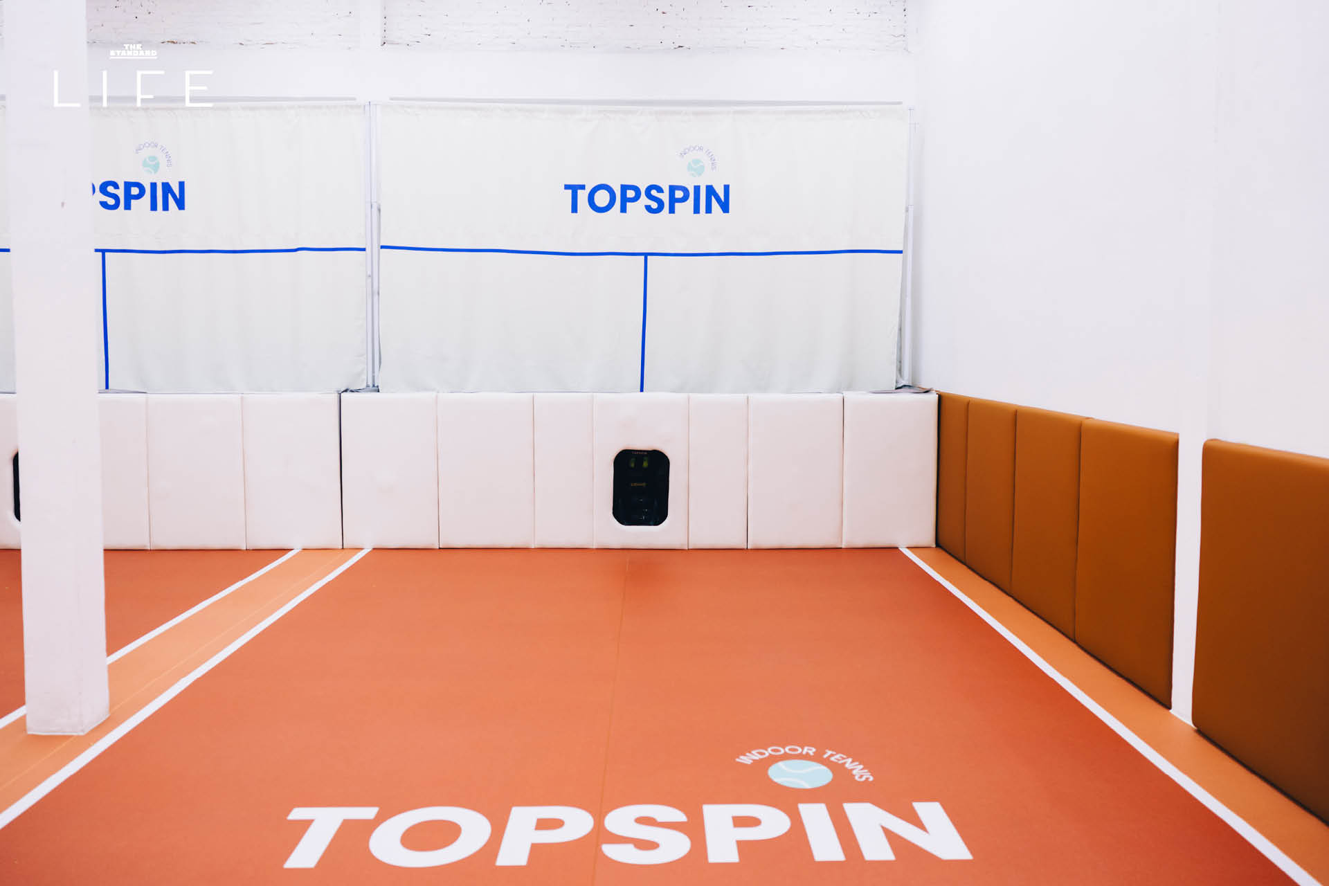 ภาพสนามเทนนิสในร่ม TOPSIPN TENNIS ย่านพระราม 4 ที่มีเครื่องปรับอากาศเย็นฉ่ำและแบ่งเป็นหลายโซน 4