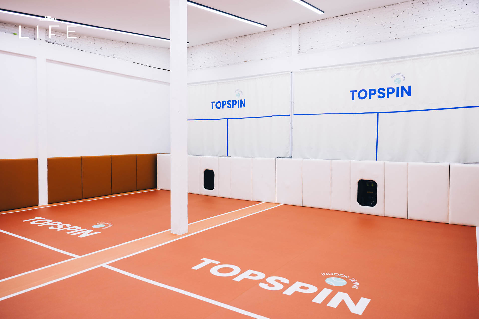 ภาพสนามเทนนิสในร่ม TOPSIPN TENNIS ย่านพระราม 4 ที่มีเครื่องปรับอากาศเย็นฉ่ำและแบ่งเป็นหลายโซน 8