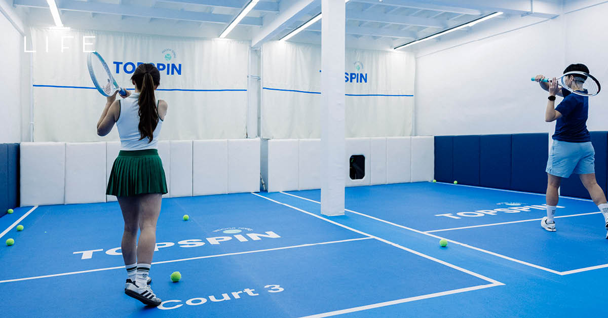 ภาพสนามเทนนิสในร่ม TOPSIPN TENNIS ย่านพระราม 4 ที่มีเครื่องปรับอากาศเย็นฉ่ำและแบ่งเป็นหลายโซน