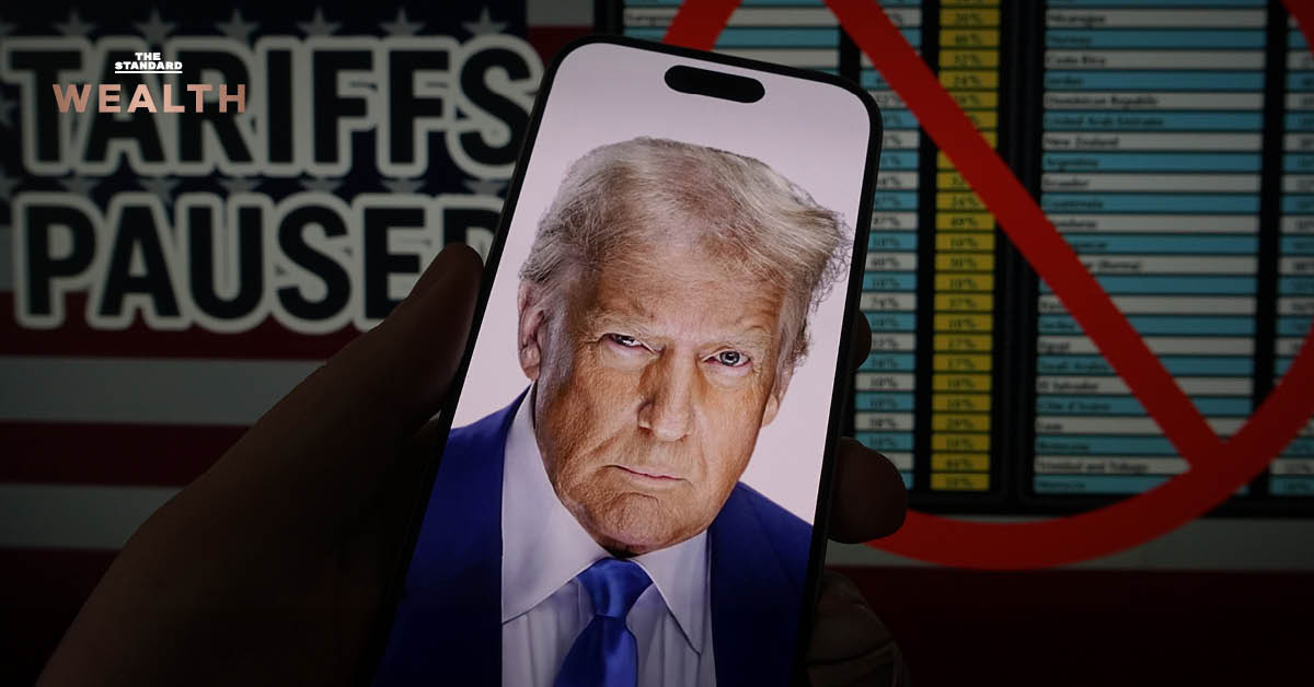 ภาพมือถือไพ่ 4 ใบ มีข้อความ 4 ไพ่ลับกฎหมายใหม่ เปิดทาง 'ทรัมป์' เดินหน้า ขึ้นภาษีทั่วโลก สื่อถึงแผนของ โดนัลด์ ทรัมป์ ที่จะใช้กฎหมายใหม่เพื่อขึ้นภาษีทั่วโลก