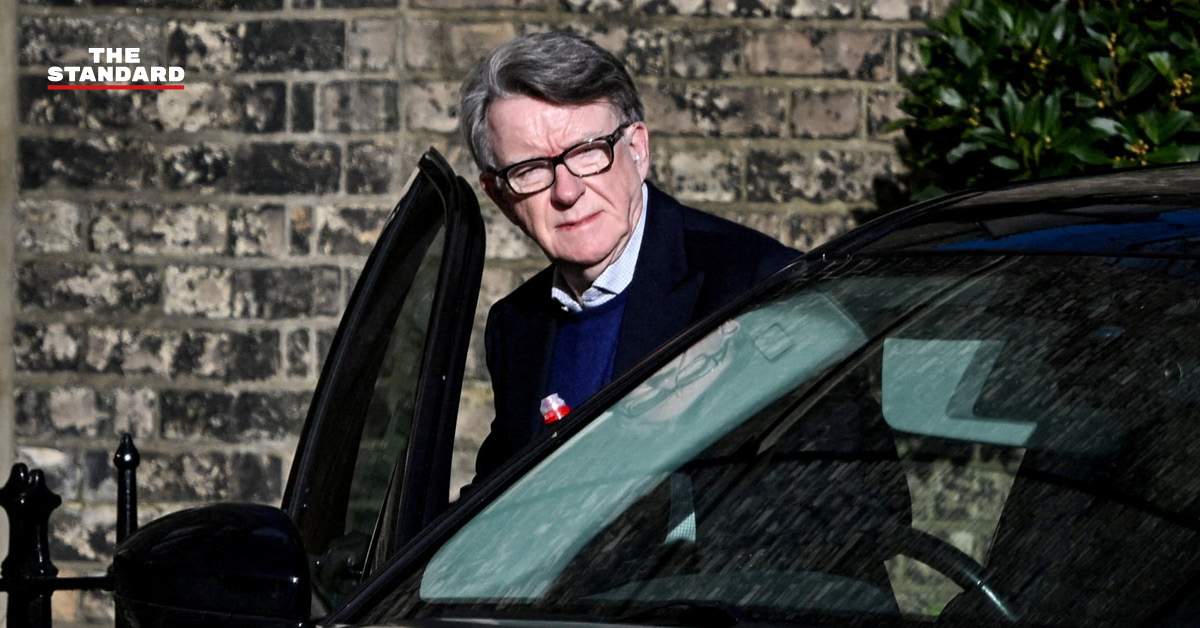 ภาพปีเตอร์ แมนเดลสัน อดีตเอกอัครราชทูตอังกฤษประจำสหรัฐฯ ถูกเจ้าหน้าที่ตำรวจนำตัวขึ้นรถเพื่อสอบปากคำ