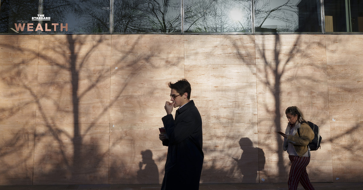 หญิงสาวกำลังมองหาตำแหน่งงานบนคอมพิวเตอร์ สะท้อนวิกฤตอัตราว่างงานของคนหนุ่มสาวในอังกฤษ