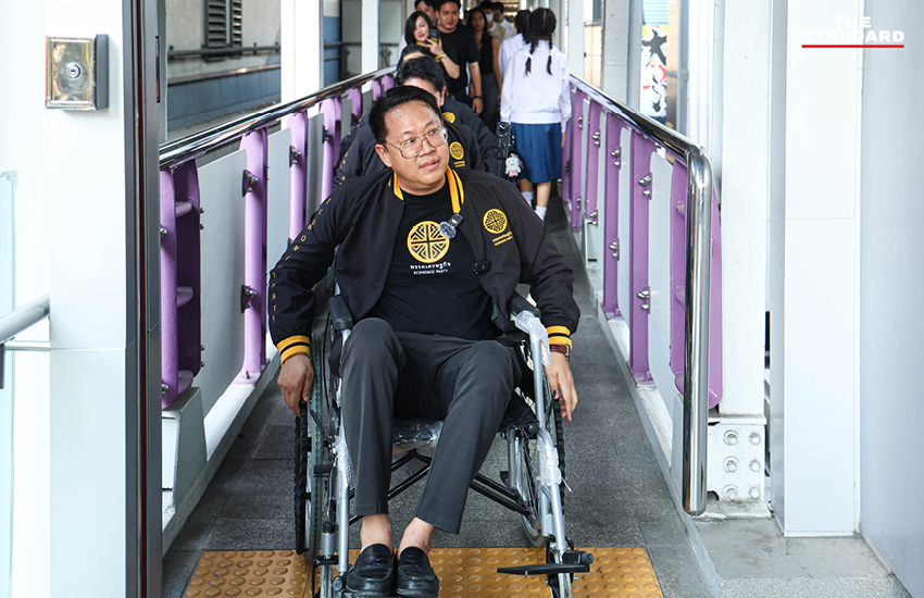 ภาพกิจกรรมทดสอบการเข้าถึงพื้นที่สาธารณะตามหลัก Universal Design ในย่านสีลม โดยมี คริส โปตระนันทน์ และสมาชิกพรรคเศรษฐกิจร่วมลงพื้นที่. 11