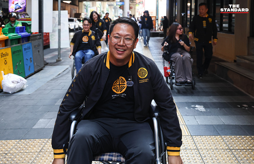 ภาพกิจกรรมทดสอบการเข้าถึงพื้นที่สาธารณะตามหลัก Universal Design ในย่านสีลม โดยมี คริส โปตระนันทน์ และสมาชิกพรรคเศรษฐกิจร่วมลงพื้นที่. 13