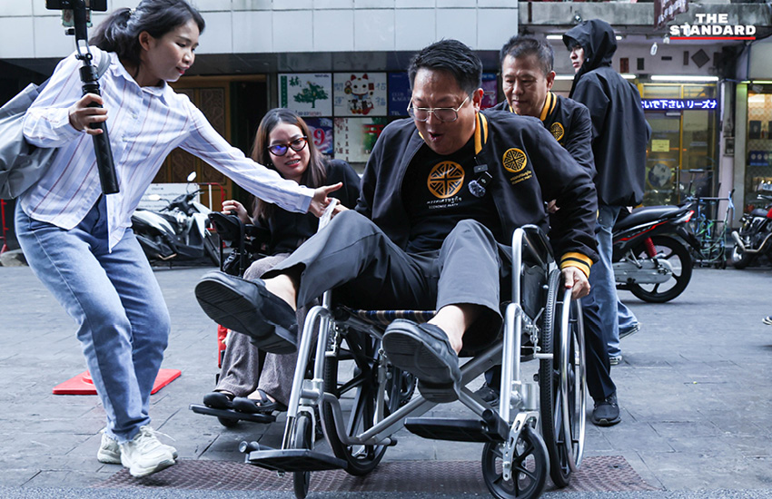 ภาพกิจกรรมทดสอบการเข้าถึงพื้นที่สาธารณะตามหลัก Universal Design ในย่านสีลม โดยมี คริส โปตระนันทน์ และสมาชิกพรรคเศรษฐกิจร่วมลงพื้นที่. 2