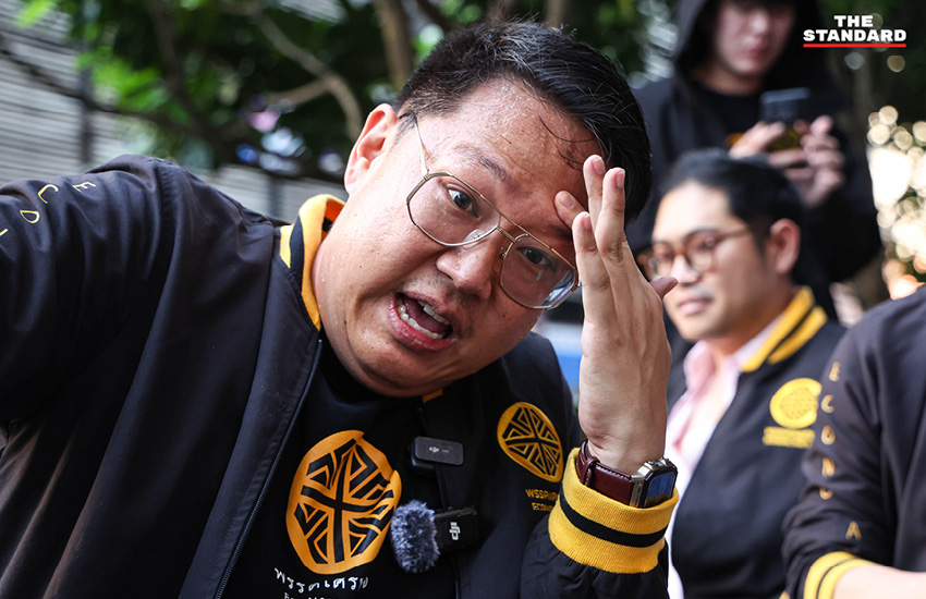 ภาพกิจกรรมทดสอบการเข้าถึงพื้นที่สาธารณะตามหลัก Universal Design ในย่านสีลม โดยมี คริส โปตระนันทน์ และสมาชิกพรรคเศรษฐกิจร่วมลงพื้นที่. 4