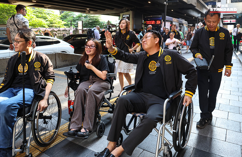 ภาพกิจกรรมทดสอบการเข้าถึงพื้นที่สาธารณะตามหลัก Universal Design ในย่านสีลม โดยมี คริส โปตระนันทน์ และสมาชิกพรรคเศรษฐกิจร่วมลงพื้นที่. 5